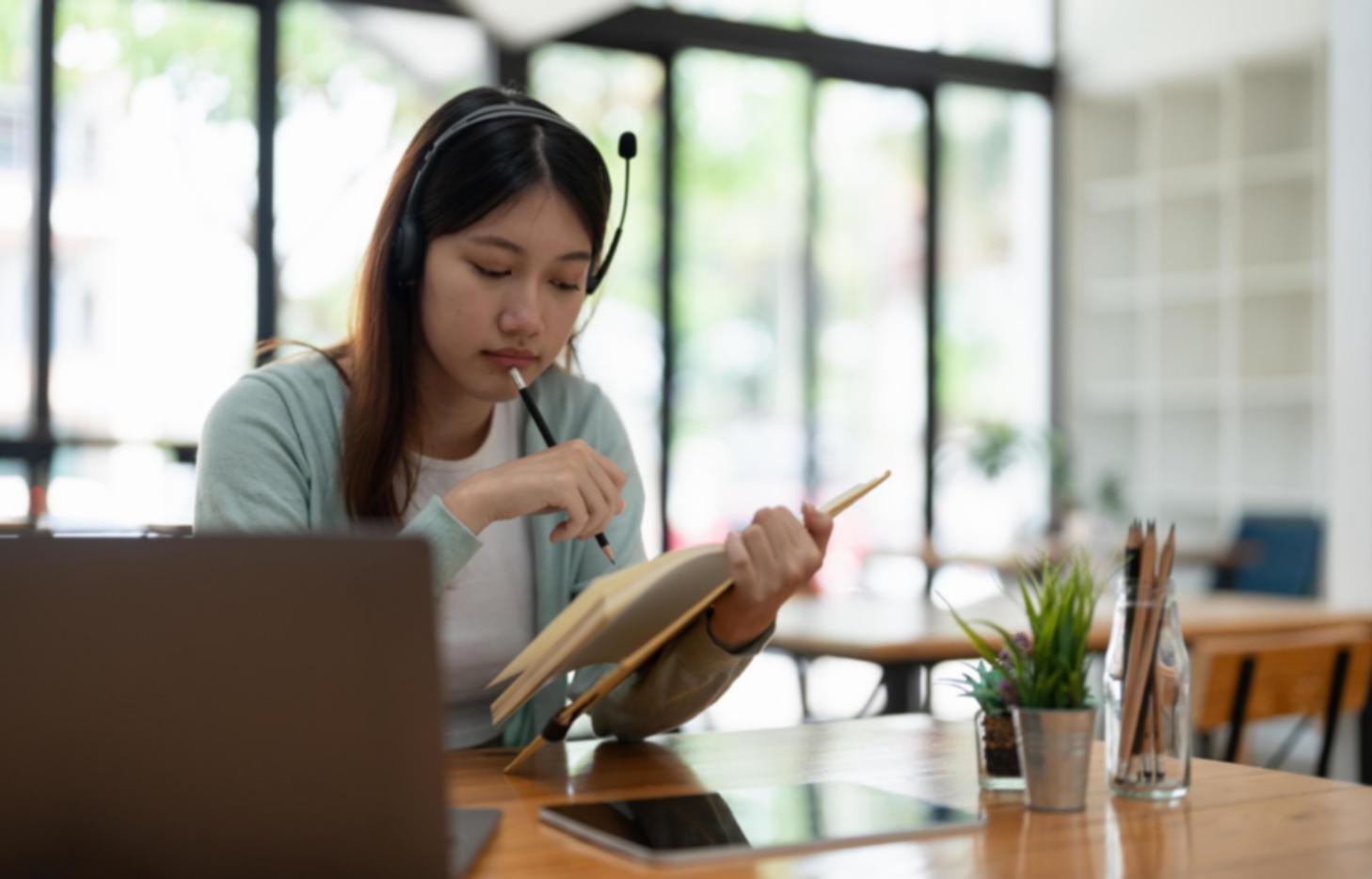 Persona trabajando con planificación financiera y objetivos